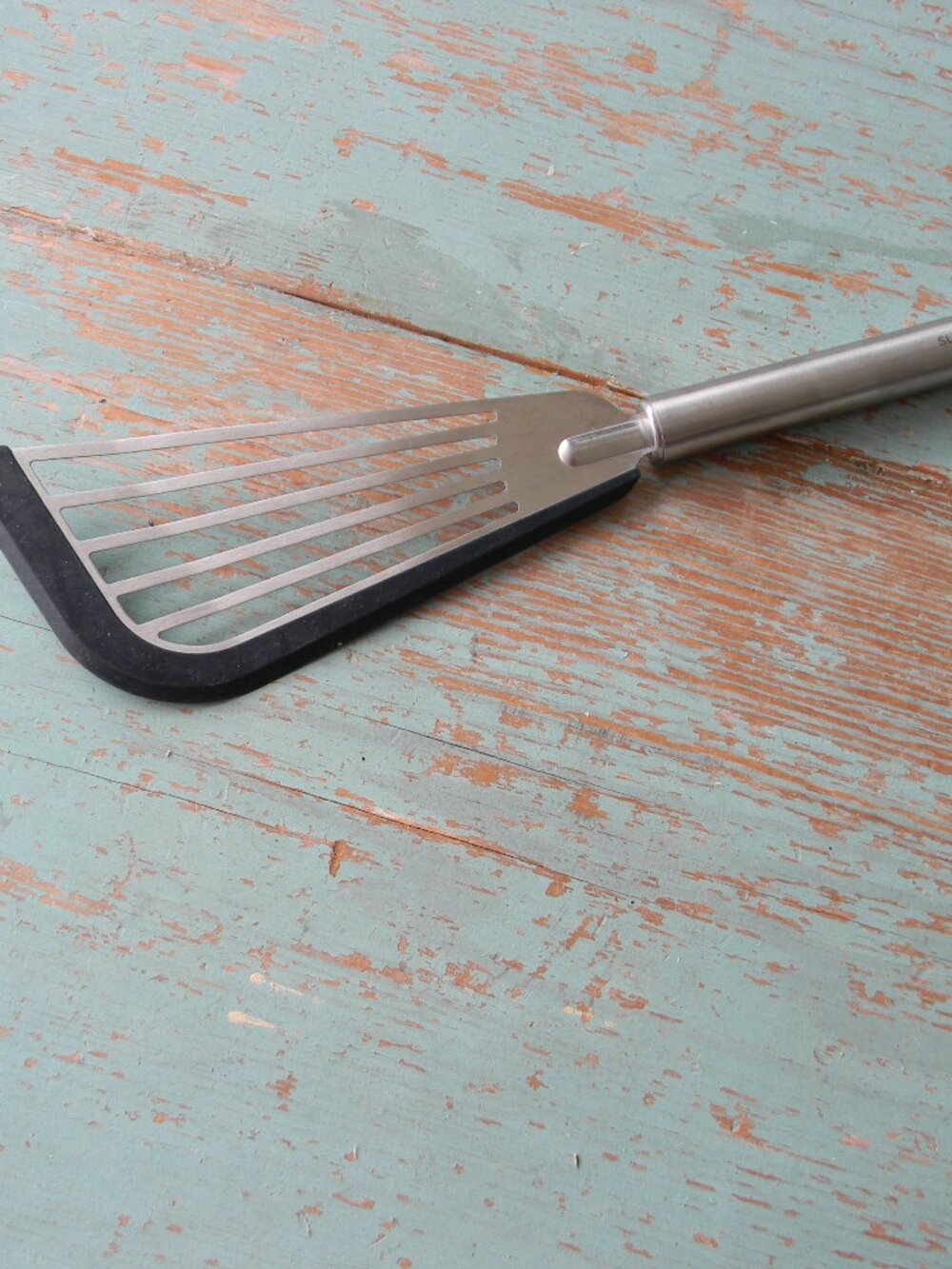 EUC SUR LA TABLE STAINLESS FISH SPATULA W/SILICONE EDGE